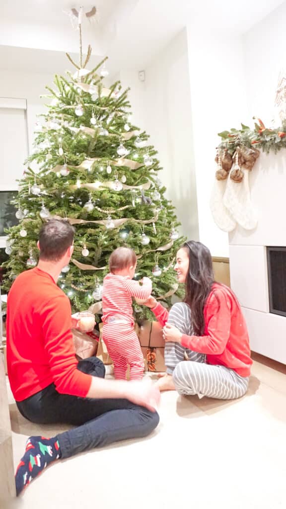 Signed Samantha sharing her D.I.Y Holiday gift tags but first a picture of her family sitting in front of their chrismtas tree